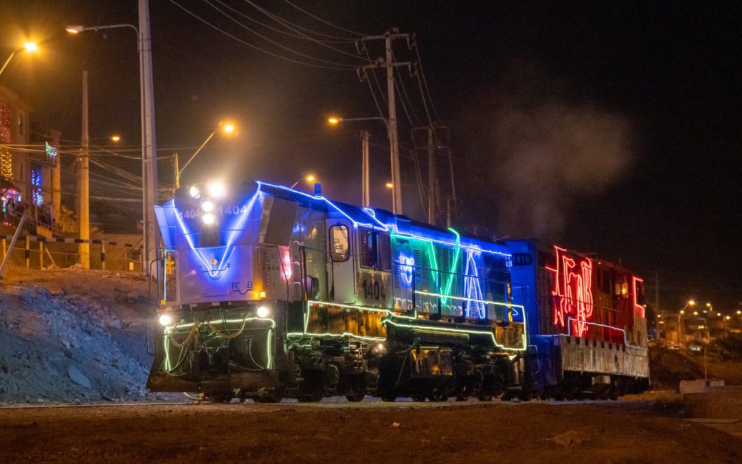 Locomotoras iluminadas llenaron de magia la noche de Navidad en Antofagasta y Calama