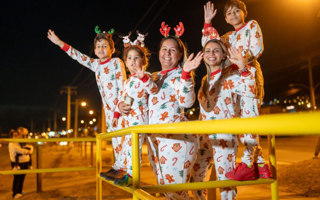 El mágico tren de FCAB llenó alegría e iluminó la Noche de Navidad en Antofagasta