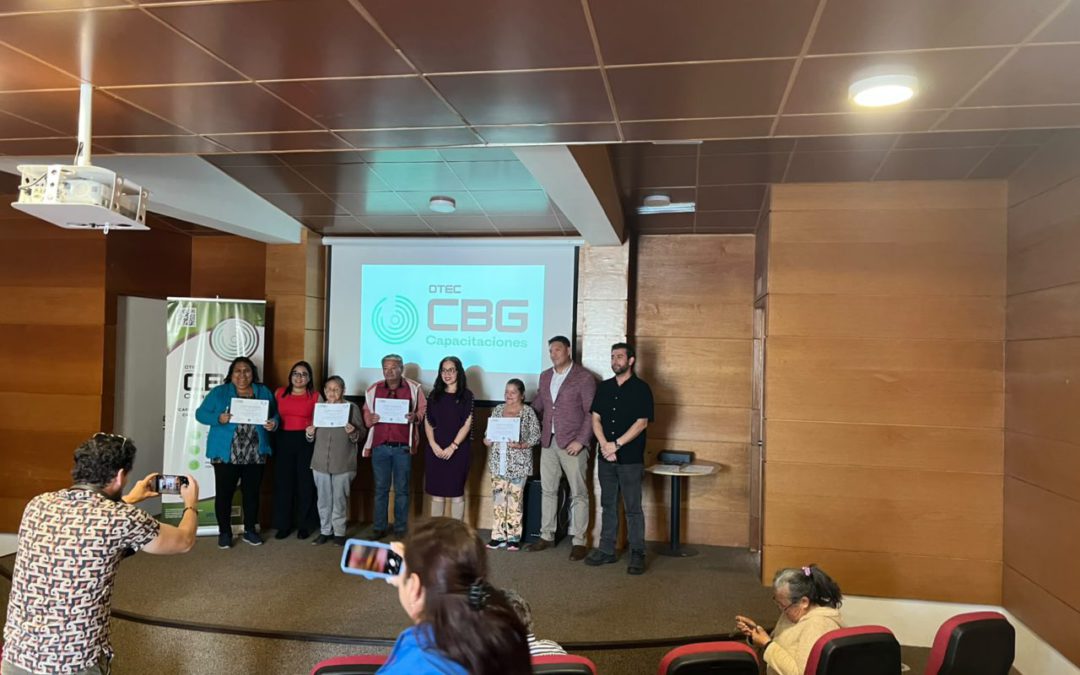 Personas mayores de Baquedano fortalecen sus competencias digitales